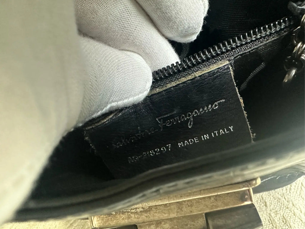 Luckybags Ferragamo Black Crossbody Bag – 93% New, 20×19cm