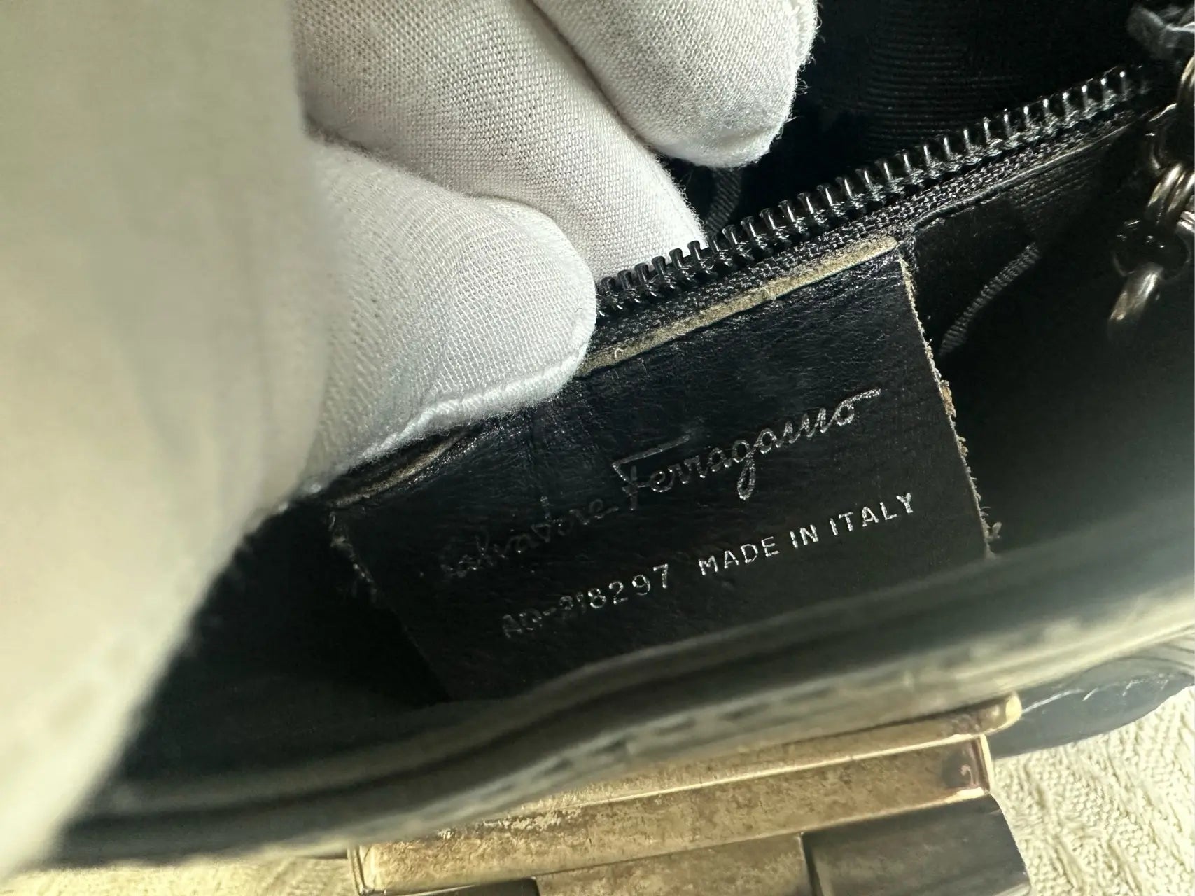 Luckybags Ferragamo Black Crossbody Bag – 93% New, 20×19cm