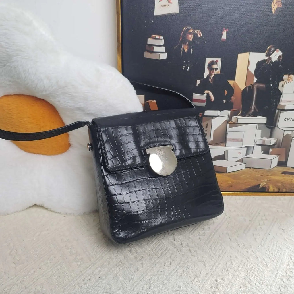 Luckybags Ferragamo Black Crossbody Bag – 93% New, 20×19cm