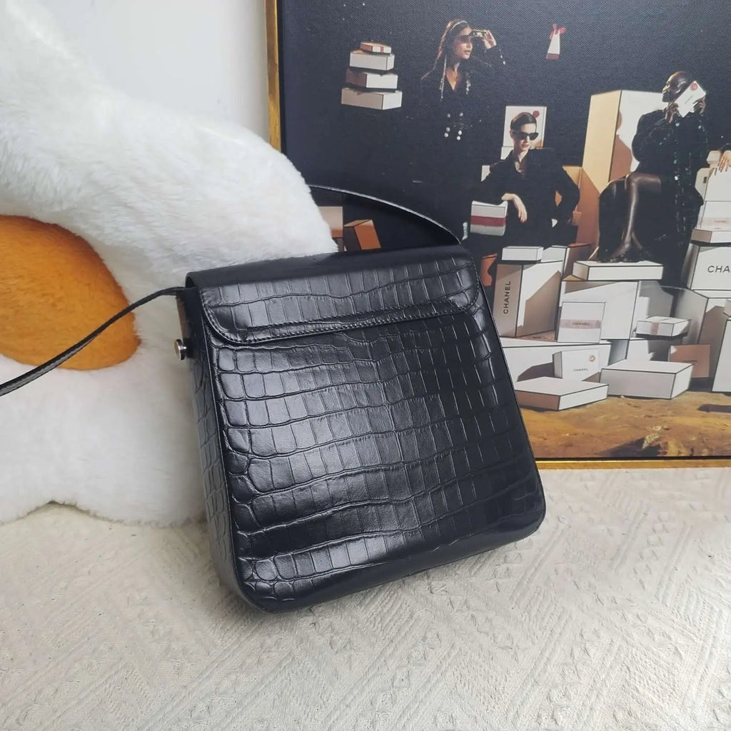 Luckybags Ferragamo Black Crossbody Bag – 93% New, 20×19cm