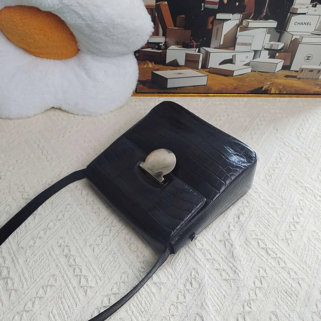 Luckybags Ferragamo Black Crossbody Bag – 93% New, 20×19cm