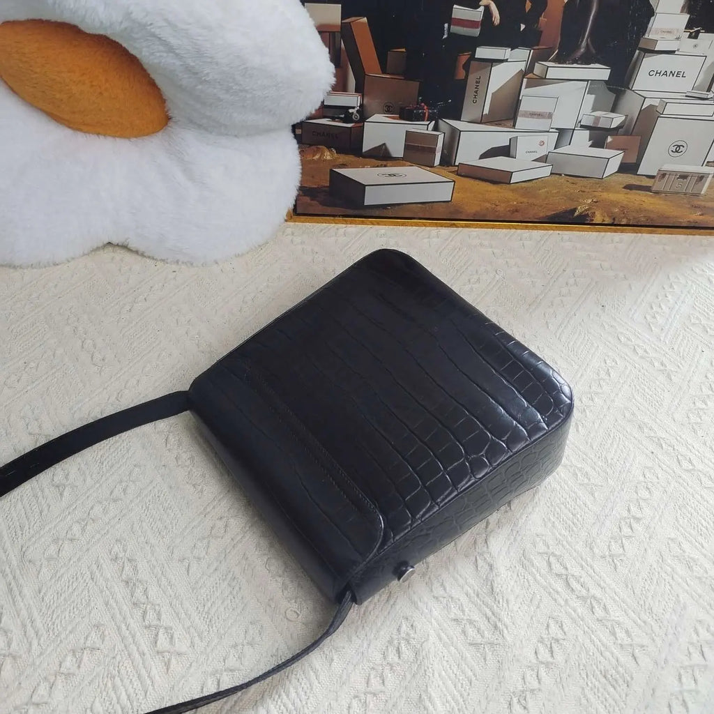 Luckybags Ferragamo Black Crossbody Bag – 93% New, 20×19cm