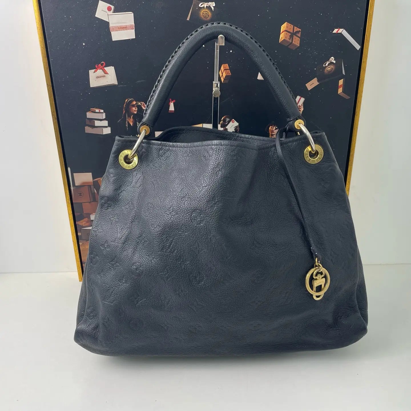 Louis Vuitton Artsy Black Leather Shoulder Bag 42×32cm – 98% New